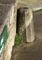 La stele gauloise de l' entre des sites sur la chausse du pont du Chaos.