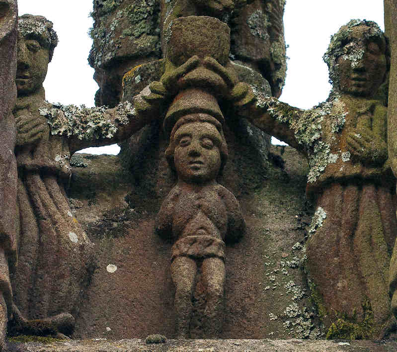 ADAM  le premier homme est représenté  en Boudig sur le calvaire de Saint Herbot.