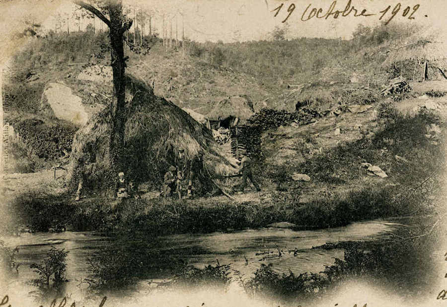 Un campement de sabotiers et de bcherons sur la rivire d' Argent. colllection personnelle.